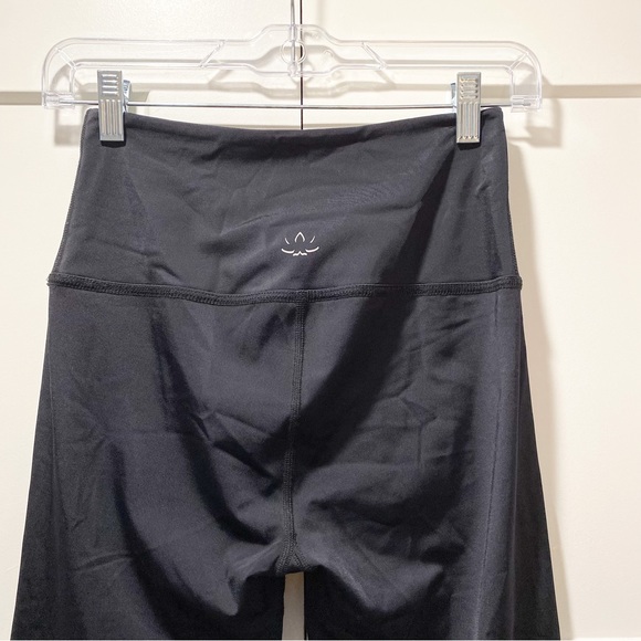 Beyond Yoga Down the Line Lace Print Leggings - Picture 7 of 9